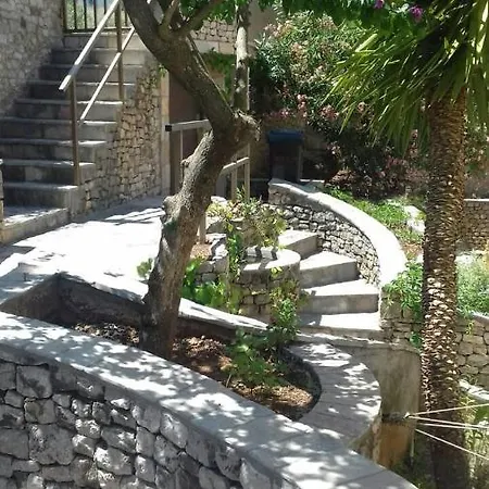 Apartmenthaus Punta **** * Splitska