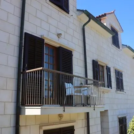 Apartmenthaus Punta **** * Splitska